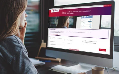 Une personne consulte l’outil Rafael de Cap Métiers Nouvelle-Aquitaine sur un ordinateur pour repérer une formation professionnelle.