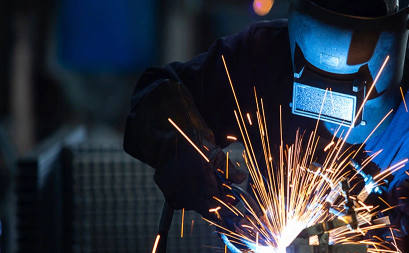 Soudeur en action dans l'industrie métallurgique