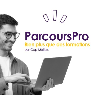 Homme souriant utilisant un ordinateur portable avec le logo ParcoursPro, bien plus que des formations par Cap Métiers.