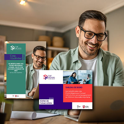 Homme souriant travaillant sur un ordinateur, avec en avant-plan les couvertures du tableau de bord et du Cap sur l’Essentiel 2024 de Cap Métiers Nouvelle-Aquitaine sur la VAE.