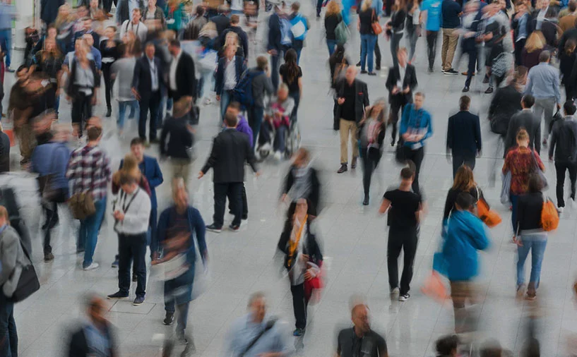 Foule de personnes en déplacement dans un espace public, représentant la diversité des publics concernés par l’emploi, les métiers et la formation en Nouvelle-Aquitaine