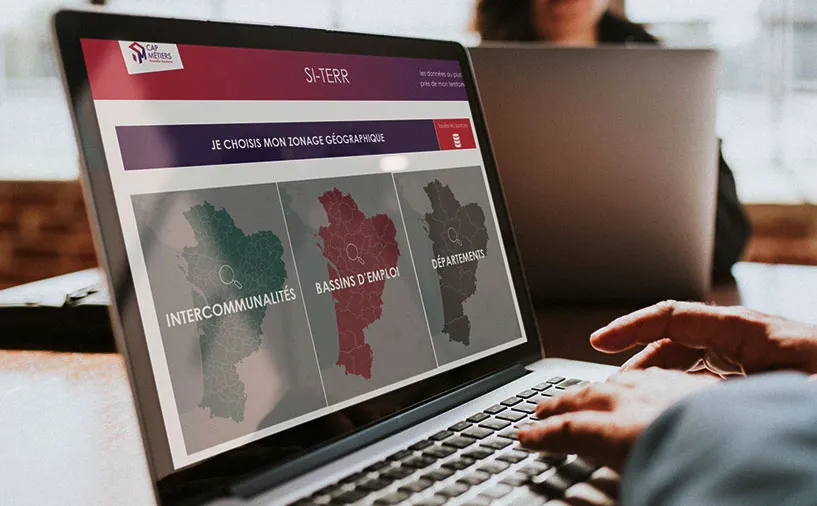 Utilisateur consultant l’interface de l’outil SI-TERR de Cap Métiers Nouvelle-Aquitaine pour choisir un zonage géographique par intercommunalité, bassin d’emploi ou département