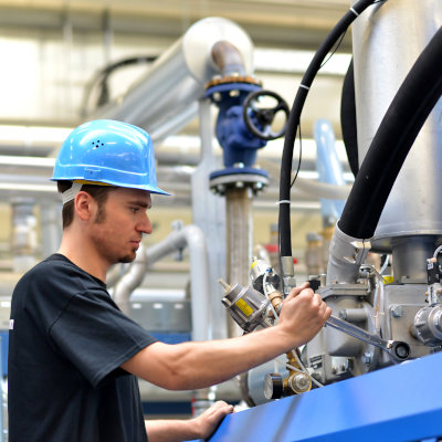 Un homme travaille dans le secteur de l'industrie