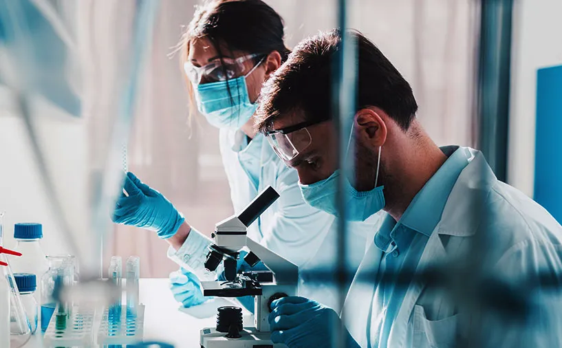 Chercheurs en laboratoire représentant les métiers de l’industrie pharmaceutique et de la santé en Nouvelle-Aquitaine.