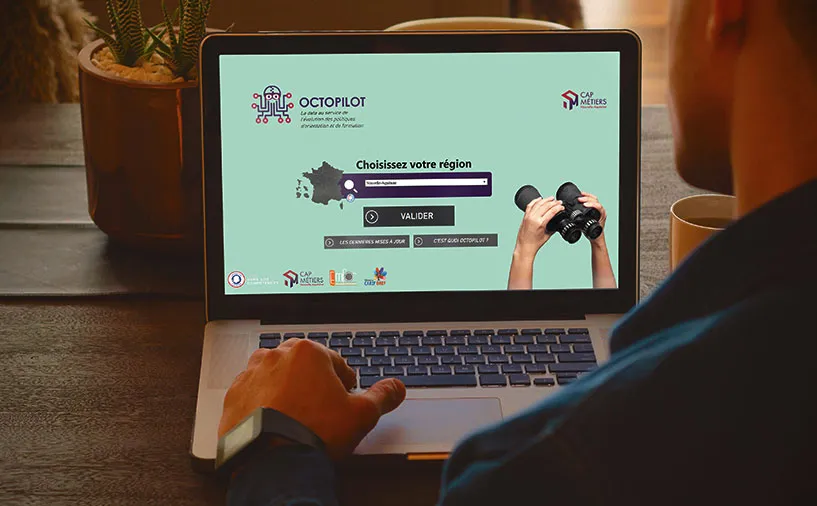 Un utilisateur accède à la plateforme Octopilot de Cap Métiers Nouvelle-Aquitaine depuis son ordinateur portable.