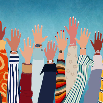 Mains levées de personnes aux origines et styles variés, symbolisant la diversité et l’inclusion.