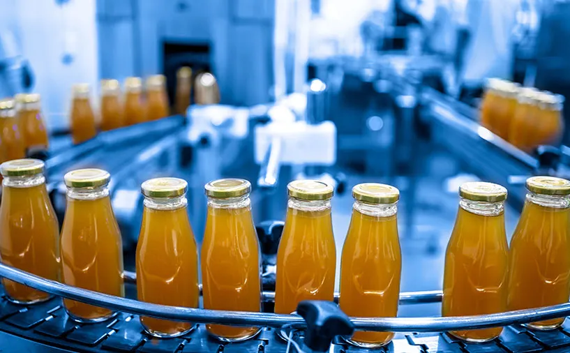Bouteilles de jus de fruits sur une chaîne de production industrielle en Nouvelle-Aquitaine