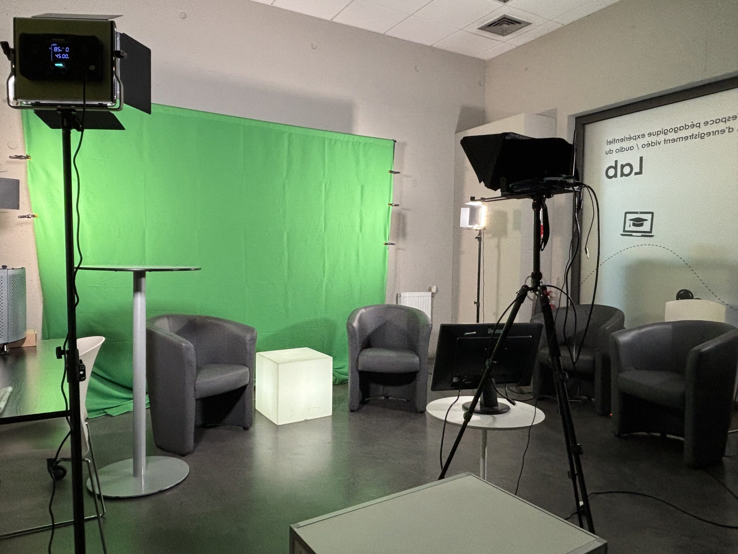 Le Lab'Studio propose aux professionnels un accompagnement dans la réalisation de capsules vidéo pédagogiques.