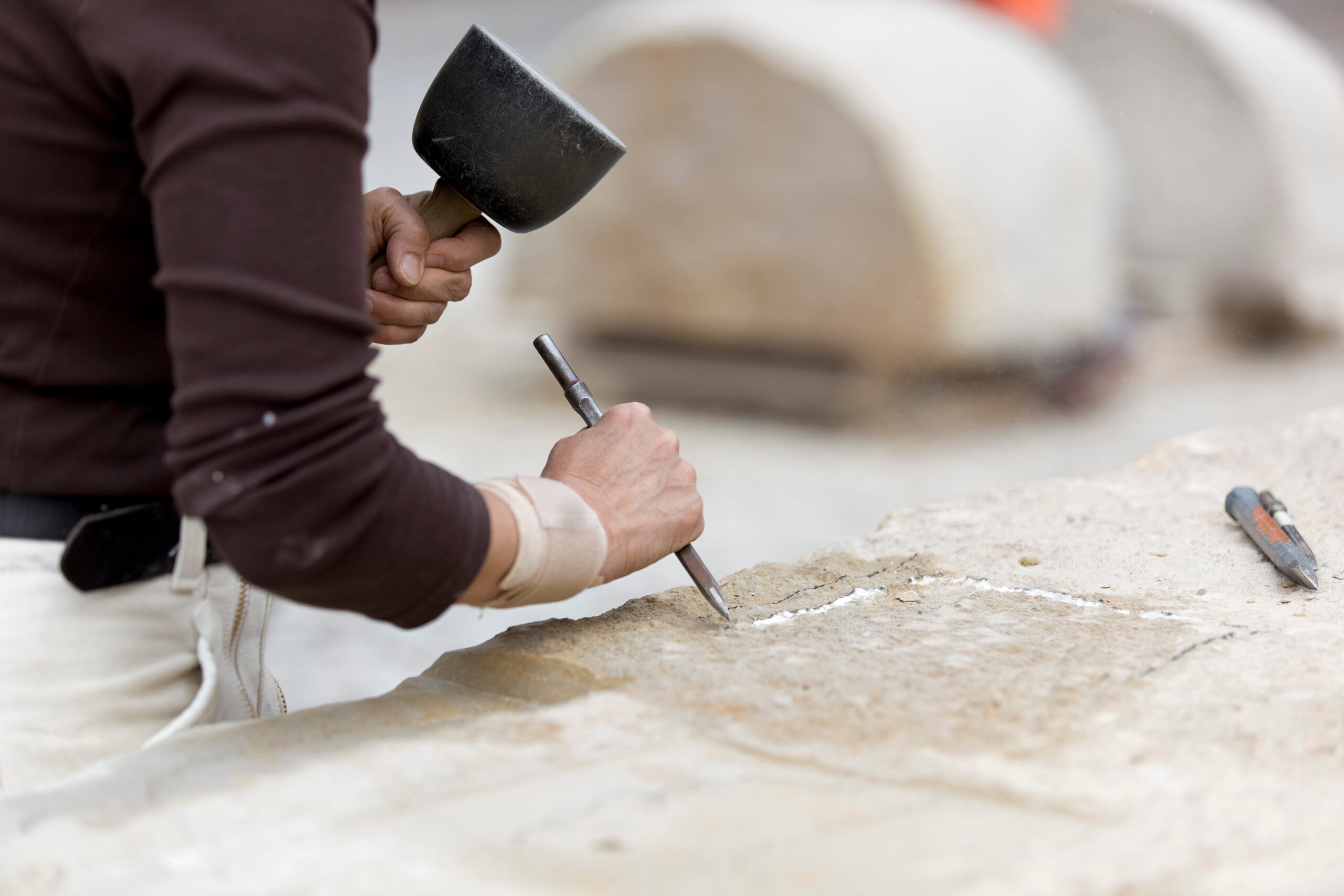 La taille de la pierre fait partie des métiers présentés lors de ce Forum des métiers du patrimoine.