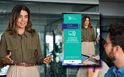 Une femme effectue une formation auprès de deux professionnels. Visuel de la publication « Cap l’essentiel – Les métiers de la formation professionnelle en Nouvelle-Aquitaine » de Cap Métiers Nouvelle-Aquitaine.