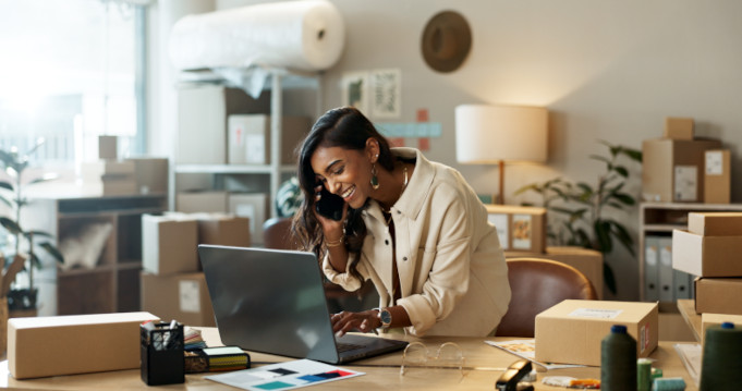 Femme entrepreneure travaillant sur son ordinateur dans son atelier